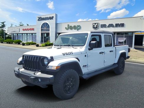 Certified 2023 Jeep Gladiator Sport AWD/4WD image 2