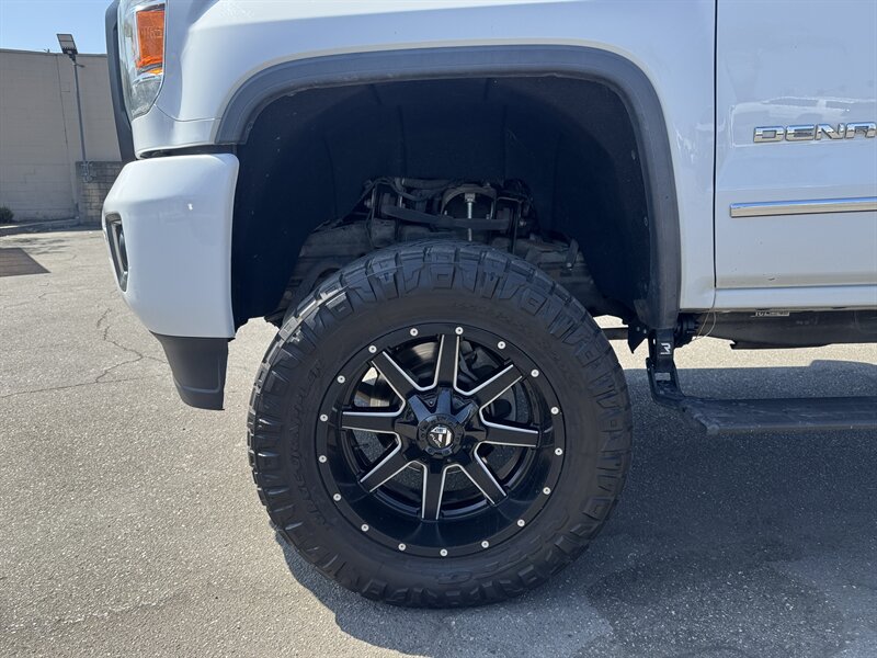 Used 2019 GMC Sierra 2500 Denali w/ Duramax Plus Package AWD/4WD image 8