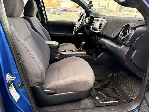 Used 2017 Toyota Tacoma TRD Off-Road AWD/4WD image 36