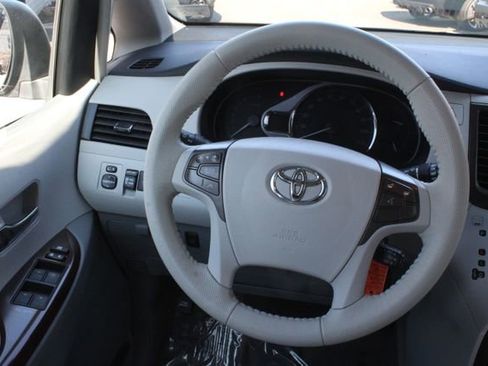 Used 2013 Toyota Sienna XLE image 10