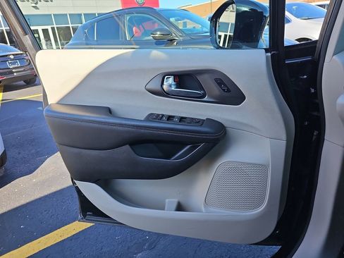 Used 2024 Chrysler Pacifica Touring-L image 27
