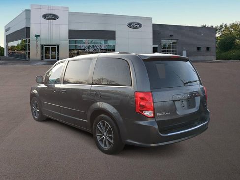 Used 2017 Dodge Grand Caravan SXT image 8
