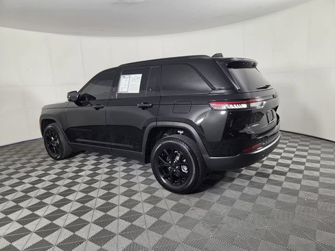 Used 2025 Jeep Grand Cherokee Altitude RWD image 7