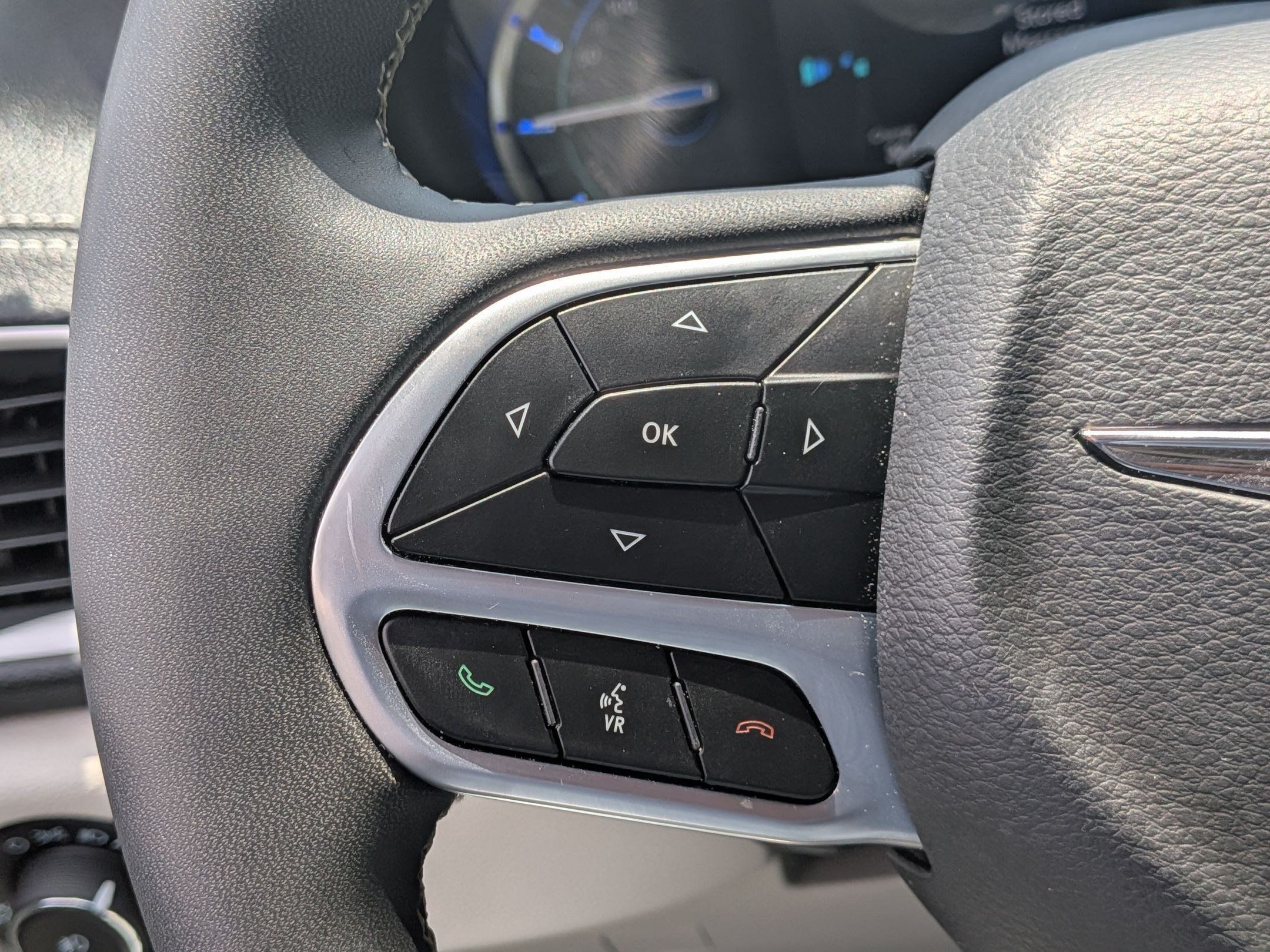Used 2023 Chrysler Pacifica Touring-L FWD image 12