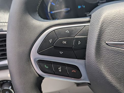 Used 2023 Chrysler Pacifica Touring-L FWD image 12