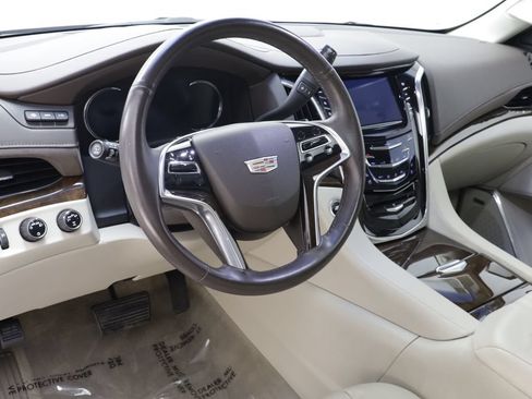 Used 2017 Cadillac Escalade ESV Luxury AWD/4WD image 7