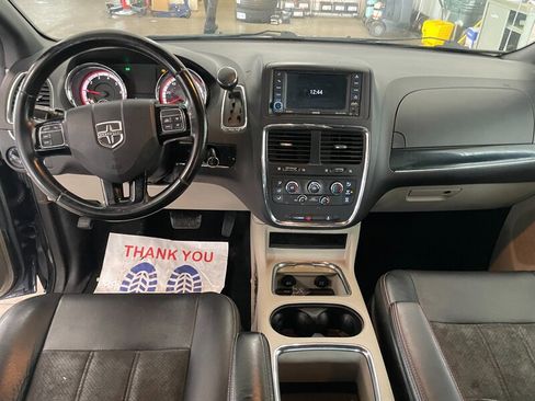 Used 2019 Dodge Grand Caravan SXT image 7