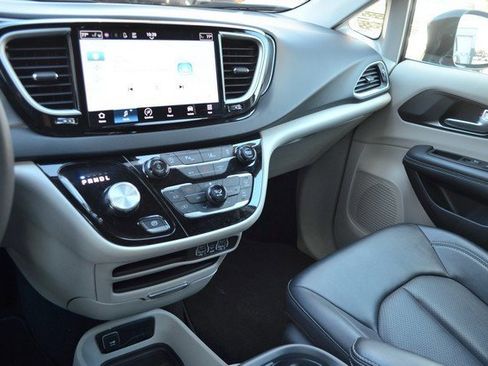 Used 2024 Chrysler Pacifica Touring-L image 24