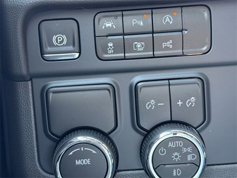 New 2025 Chevrolet Suburban Premier image 17