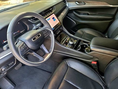 Used 2023 Jeep Grand Cherokee Limited w/ Luxury Tech Group II AWD/4WD image 18