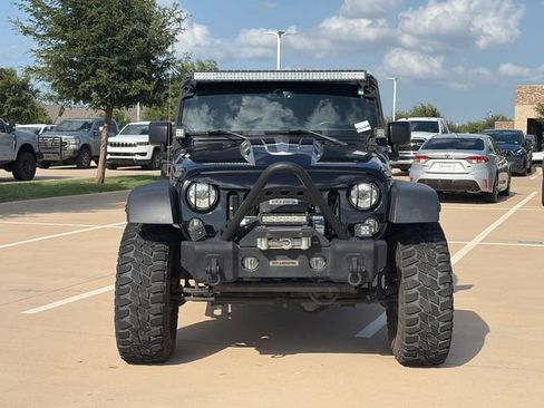 Used 2018 Jeep Wrangler Unlimited Rubicon w/ Connectivity Group AWD/4WD image 2