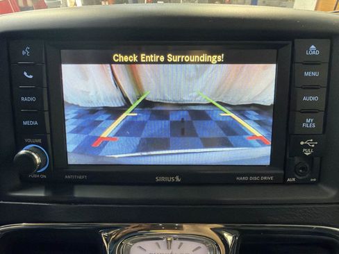 Used 2014 Chrysler Town & Country Touring-L FWD image 21