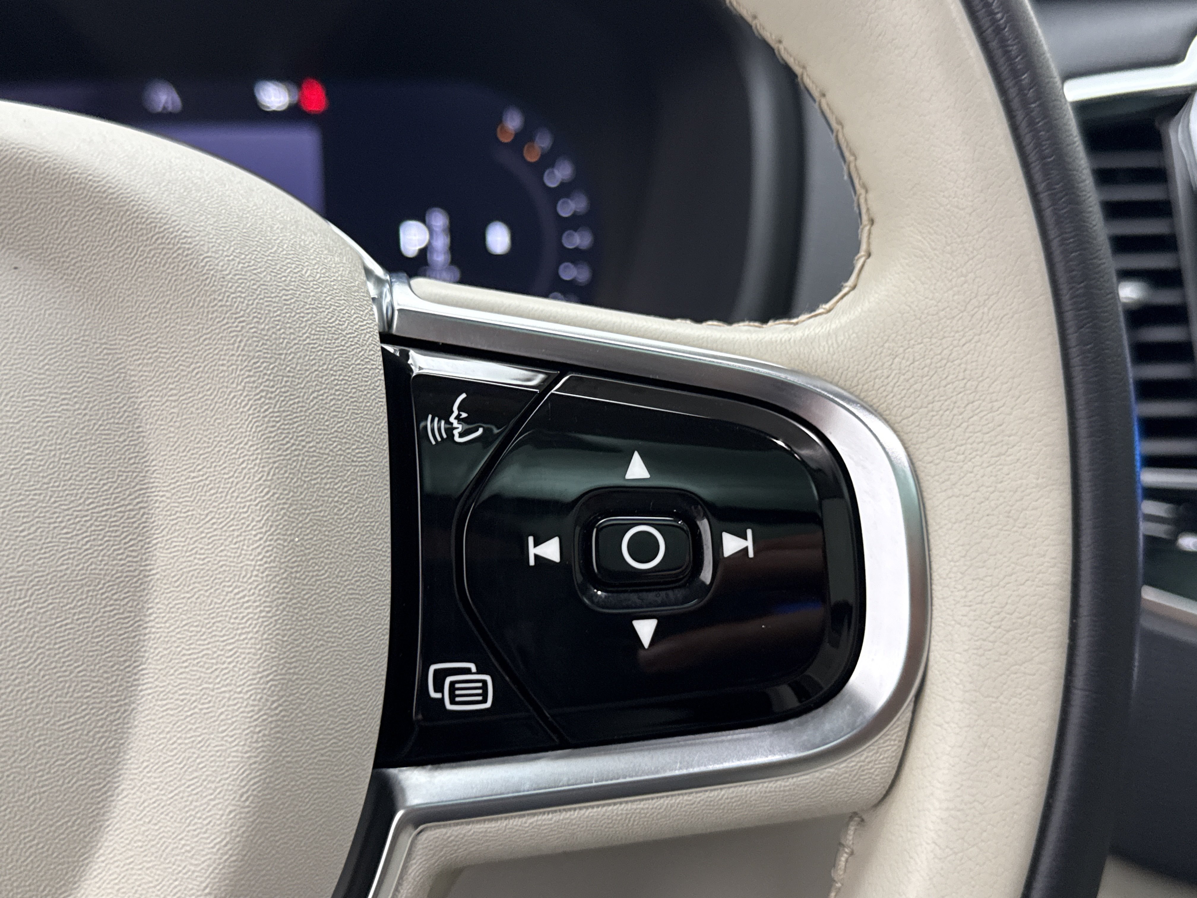 Certified 2024 Volvo XC90 B6 Plus w/ Protection Package Premier AWD/4WD image 16
