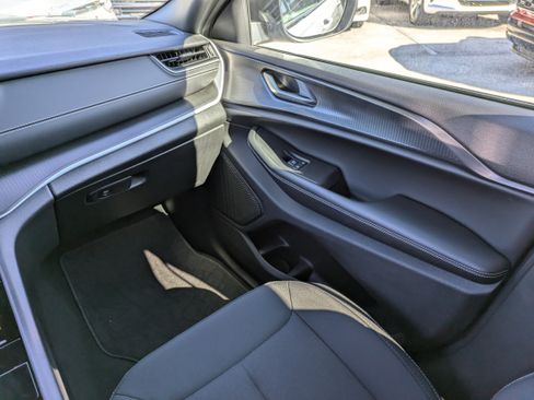 Used 2025 Jeep Grand Cherokee Laredo X image 18