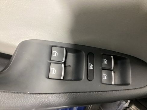 Used 2016 Volkswagen Jetta SEL Premium image 18