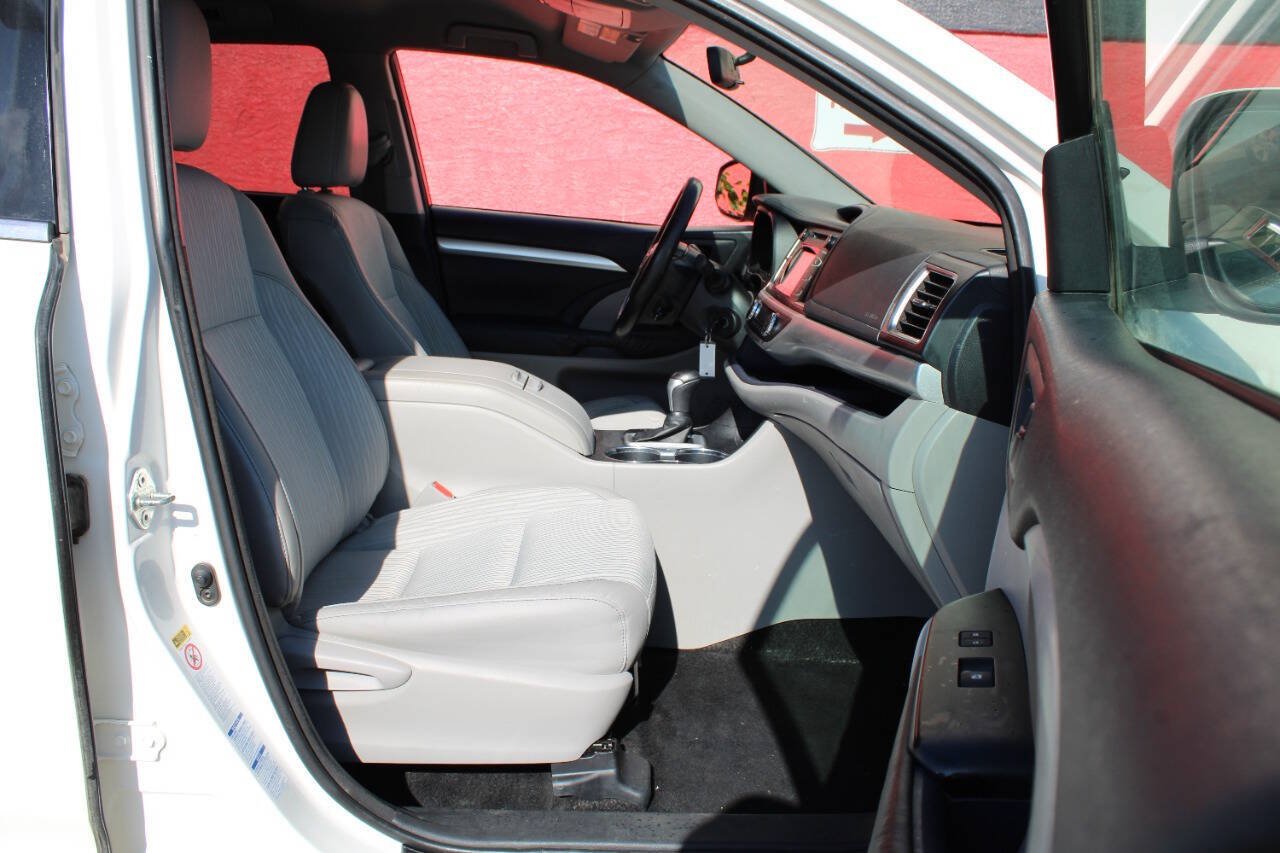 Used 2015 Toyota Highlander Plus AWD/4WD image 13