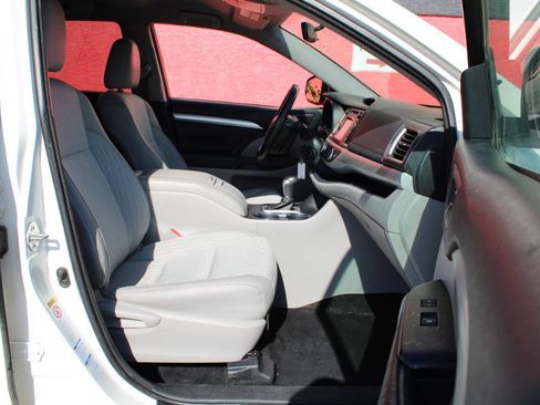 Used 2015 Toyota Highlander Plus AWD/4WD image 13