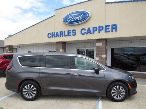 Used 2023 Chrysler Pacifica Touring-L FWD image 4