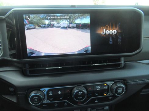 Certified 2025 Jeep Gladiator Mojave w/ Convenience Group AWD/4WD image 32