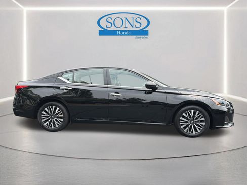 Used 2025 Nissan Altima 2.5 SV FWD image 25