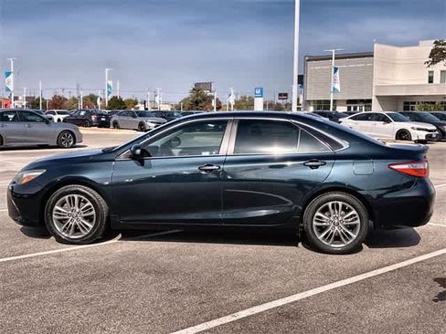 Used 2016 Toyota Camry SE image 3