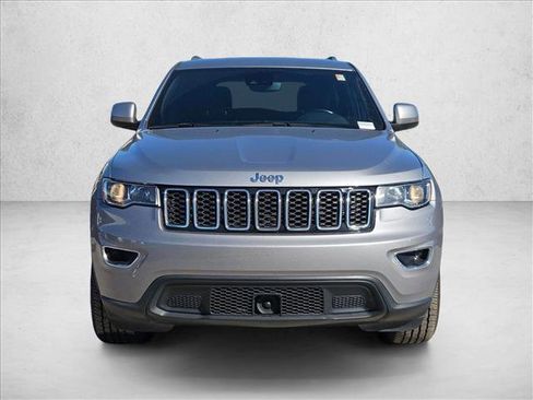 Used 2021 Jeep Grand Cherokee Laredo image 2