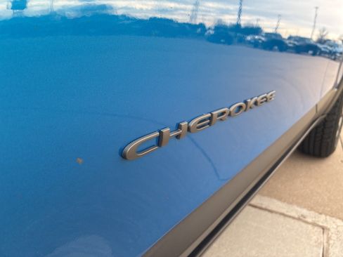 Used 2022 Jeep Cherokee Trailhawk w/ Comfort/Convenience Group image 14