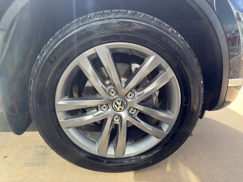 Used 2016 Volkswagen Touareg TDI image 22