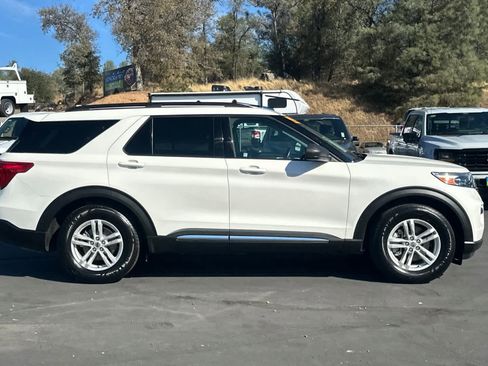 Used 2022 Ford Explorer XLT image 3