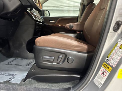 Used 2017 Toyota Sienna Limited FWD image 35