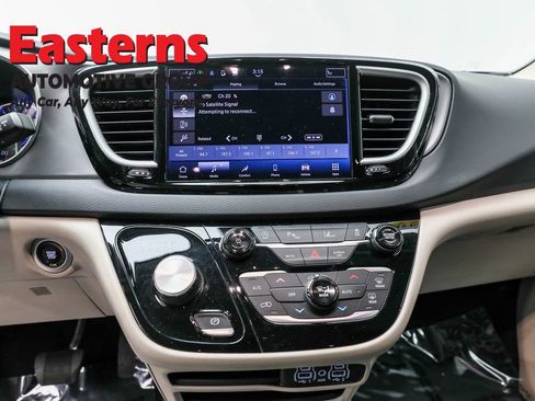 Used 2023 Chrysler Pacifica Touring-L image 12