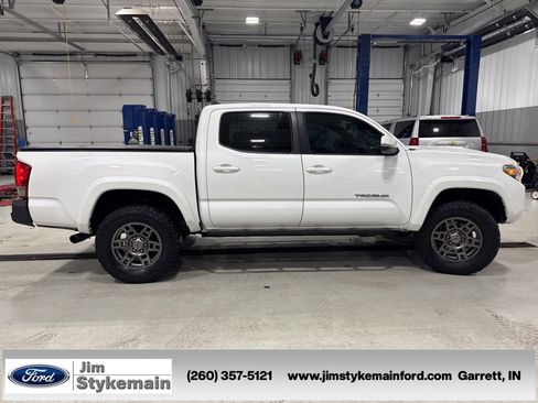 Used 2016 Toyota Tacoma TRD Sport w/ Premium & Technology Package image 13