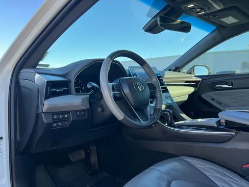 Used 2021 Toyota Avalon Limited image 11