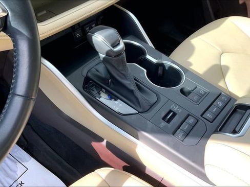 Used 2020 Toyota Highlander XLE image 13