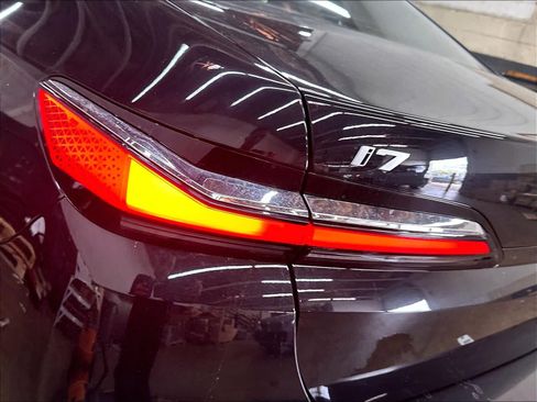 Used 2023 BMW i7 xDrive60 AWD/4WD image 31
