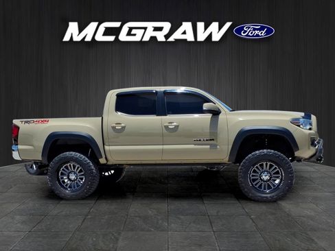 Used 2019 Toyota Tacoma TRD Off-Road AWD/4WD image 7