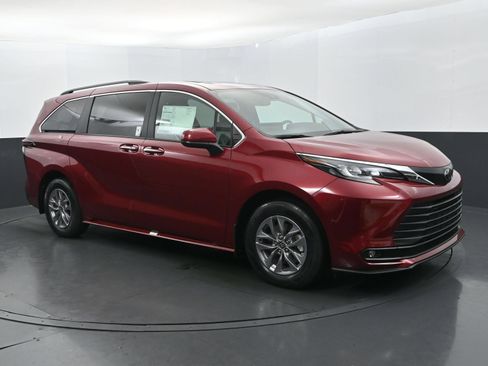 Used 2026 Toyota Sienna XLE FWD image 7
