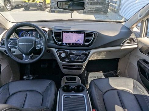 Used 2024 Chrysler Pacifica Touring-L image 16