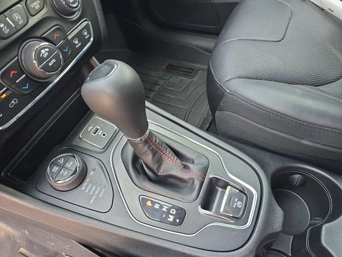 Used 2019 Jeep Cherokee Trailhawk AWD/4WD image 26