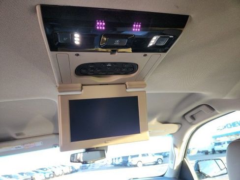 Used 2018 Chevrolet Suburban LT w/ Luxury Package image 21