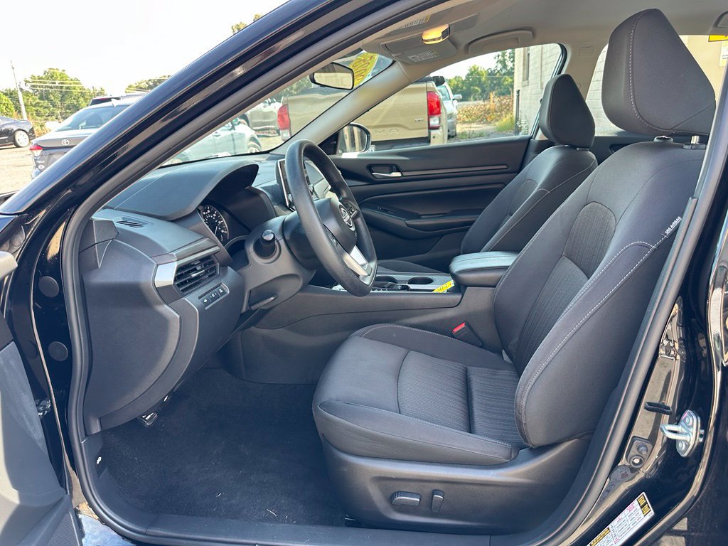 Used 2025 Nissan Altima 2.5 SV FWD image 11