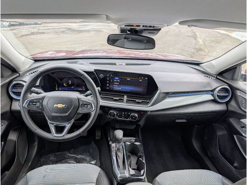 Used 2025 Chevrolet Trax LT w/ LT Convenience Package image 29