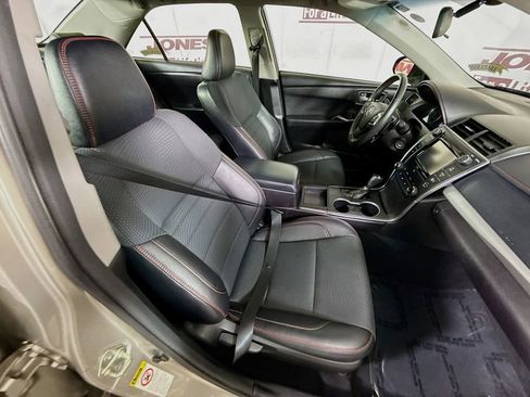Used 2017 Toyota Camry SE w/ Moonroof Package FWD image 28