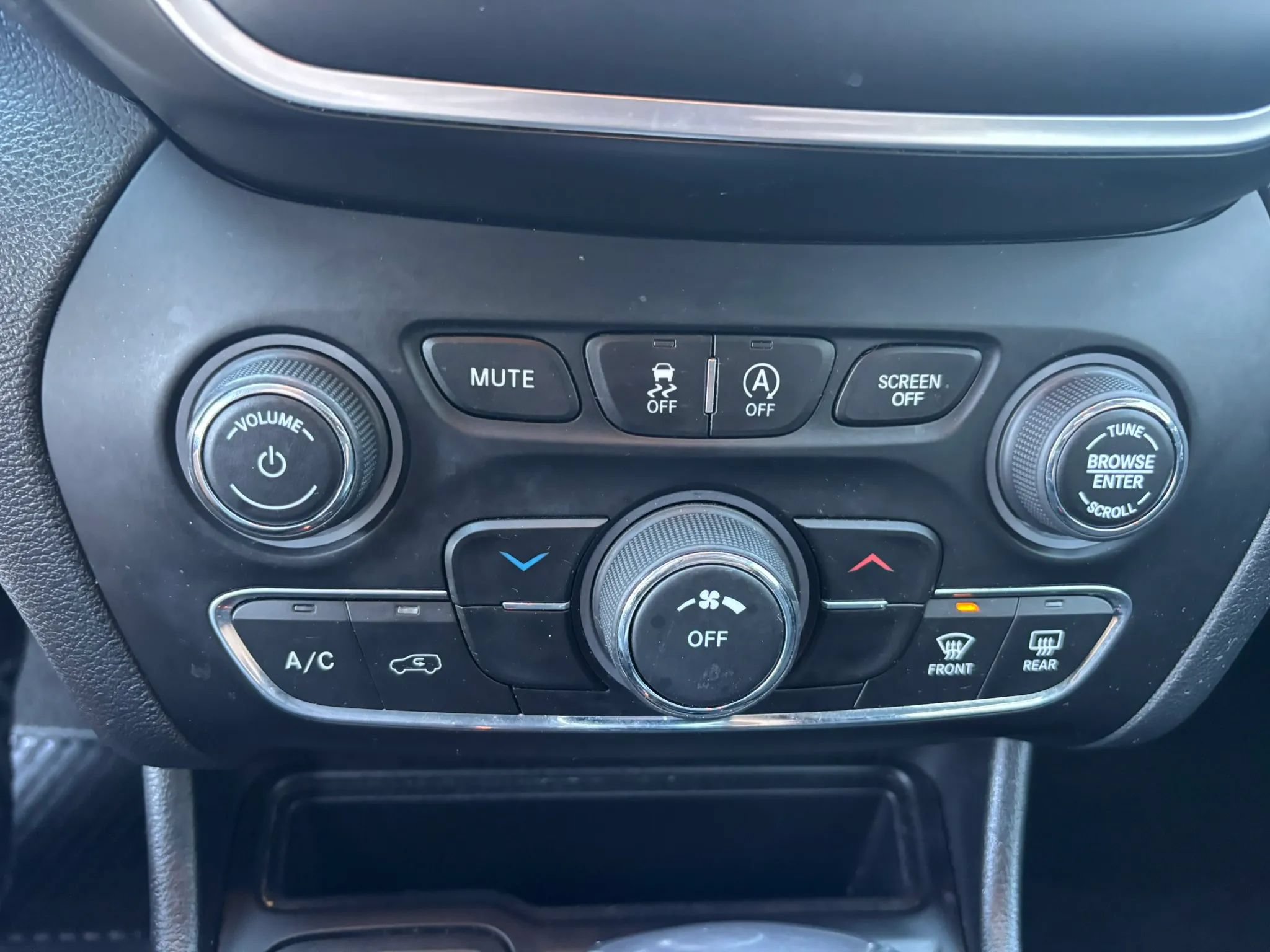 Used 2019 Jeep Cherokee Latitude w/ Popular Appearance Group FWD image 18