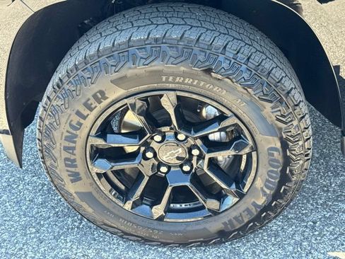 Certified 2025 Chevrolet Colorado Z71 w/ Midnight Edition AWD/4WD image 22