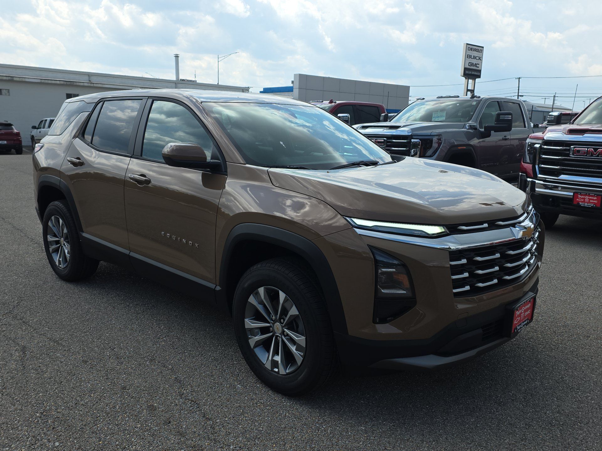 New 2027 Chevrolet Equinox LT w/ Convenience Package II FWD image 2