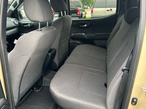 Used 2018 Toyota Tacoma TRD Off-Road AWD/4WD image 10