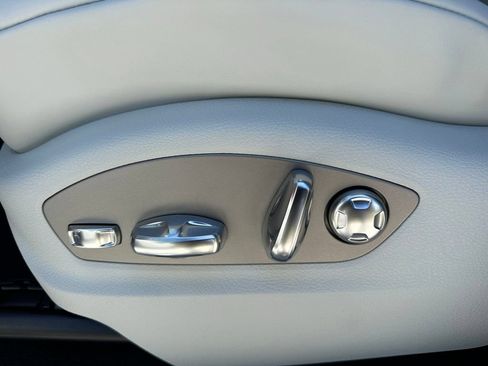 Used 2026 Porsche Macan AWD/4WD image 17