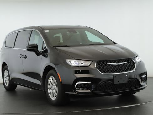 New 2026 Chrysler Pacifica Select image 1