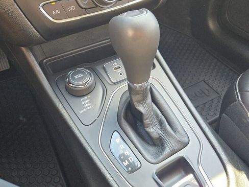 Used 2019 Jeep Cherokee Latitude Plus w/ Comfort/Convenience Group image 26